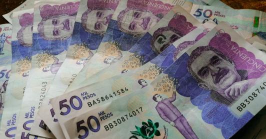 Salario mínimo real en Colombia habría crecido más con Petro que en ocho gobiernos anteriores, según Celag