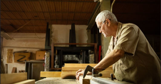 carpintero trabajando sobre la mesa