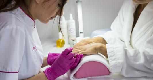 Cancelan registros sanitarios de esmaltes semipermanentes por contener sustancias tóxicas