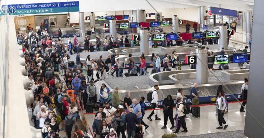 Trump despliega agentes del ICE en aeropuertos de EE. UU.