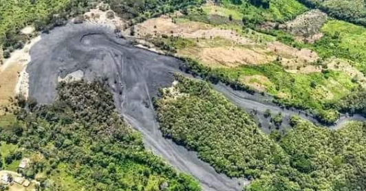 vista del área de un volcán de lodo que había hecho erupción