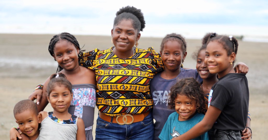 foto de la vicepresidente Francia Márquez rodeada de niños 