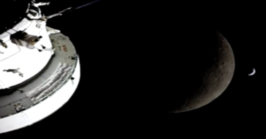 Artemis II bate el récord y pasa por la cara oculta de la Luna.