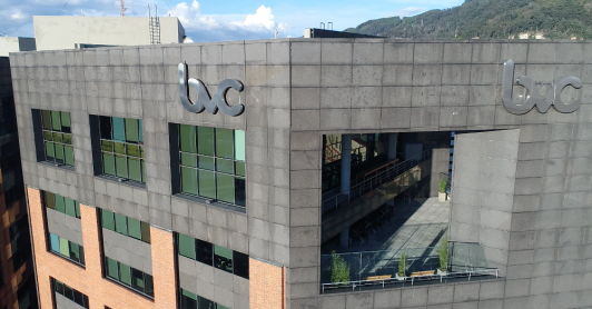 El mayor aumento del salario mínimo en décadas no destruyó empleo en Colombia, según JP Morgan