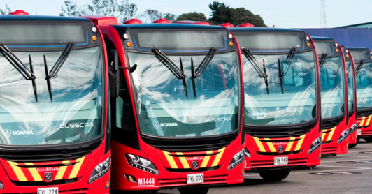 hilera de buses de Transmilenio (panorámicos frontales)