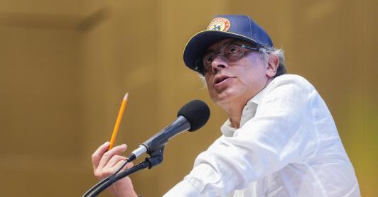 Petro ordena depurar lista de generales vinculados a mafias del oro.