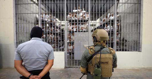 Presidente Petro cuestiona modelo de seguridad de Bukele: Tener un 36% de inocentes presos, es un crimen contra la humanidad”