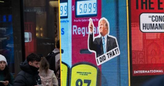 Trump y el precio de la gasolina. / Foto: AFP.
