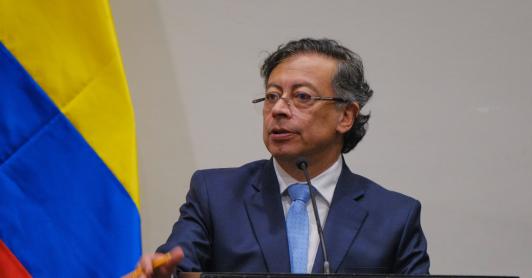 Petro llama a fondos privados de pensiones a invertir en vivienda