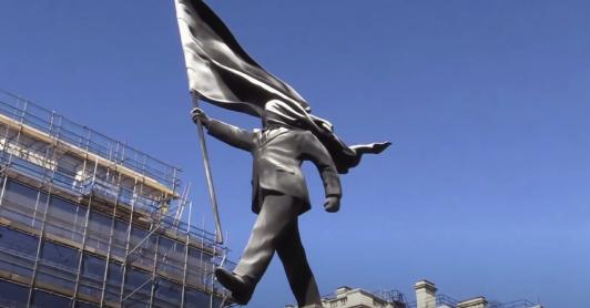 Banksy irrumpe en el corazón de Londres con una escultura que desafía el nacionalismo y el poder monárquico