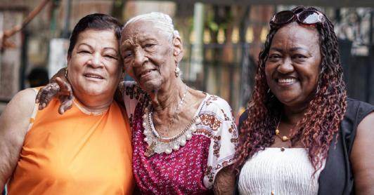 Día de la madre en Colombia: cuidar también es trabajo, un salario mínimo vital para ellas