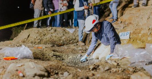 Justicia tras 24 años de olvido: JEP entrega el cuerpo de la séptima víctima hallada en La Escombrera de Medellín