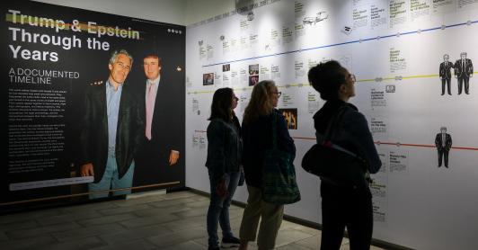Jeffrey Epstein y Donald Trump: exhiben archivos en NY
