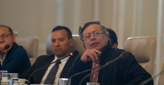 Presidente Gustavo Petro propone reforma tributaria y baja de intereses para frenar la crisis fiscal en Colombia