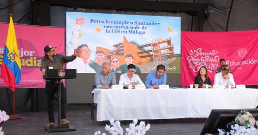Petro entrega sede de la UIS en Málaga, Santander