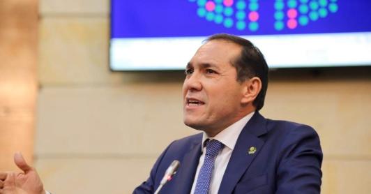 “Fondos secuestran recursos de los ahorradores", ministro de Trabajo tras suspensión de traslado de recursos a Colpensiones