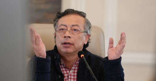 Sus bancadas pusieron en peligro la economía nacional: Petro a Uribe