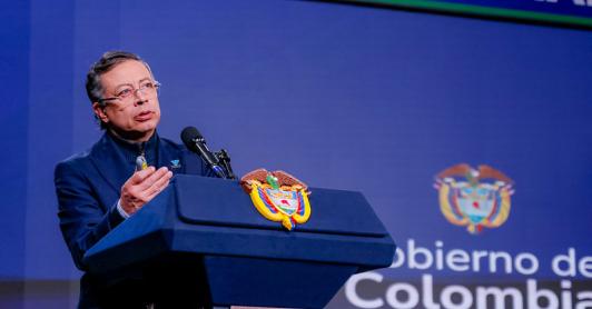 El presidente Gustavo Petro no está suspendido: expertos y dirigentes políticos desmienten versiones sobre el mandatario
