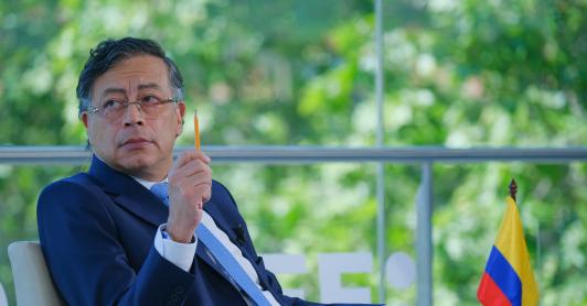 Petro destaca inversión en modernización militar durante su gobierno