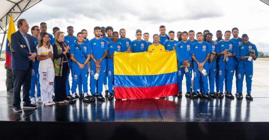 Gustavo Petro entrega camiseta selección Colombia mundial 2026