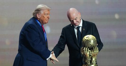 Cincuenta eurodiputados exigen a la FIFA investigar el polémico "Premio de la Paz" otorgado a Donald Trump