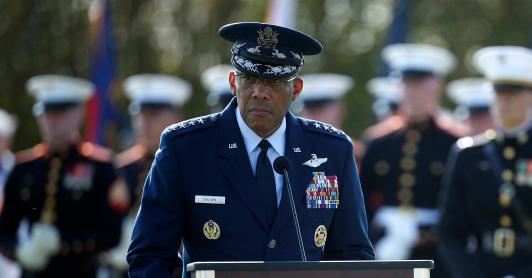 Charles Q. Brown Jr. alerta por politización militar en EE. UU.