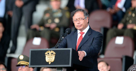 foto del presidente Gustavo Petro en atril