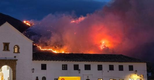 ¡Alarma en Villa de Leyva! Voraz incendio fuera de control amenaza el cerro San Marcos