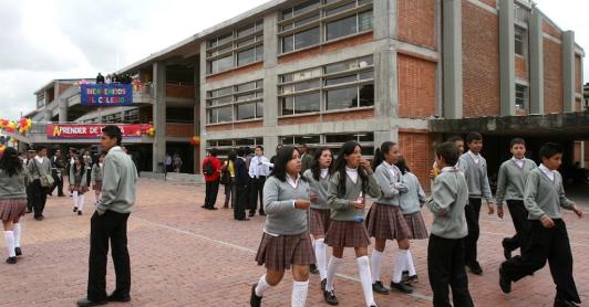 Ni en clase ni en el recreo: Bogotá alista restricciones al celular y dispositivos tecnológicos en colegios públicos