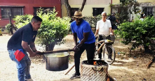 Ollas comunitarias: el fuego que no se apaga después del terremoto