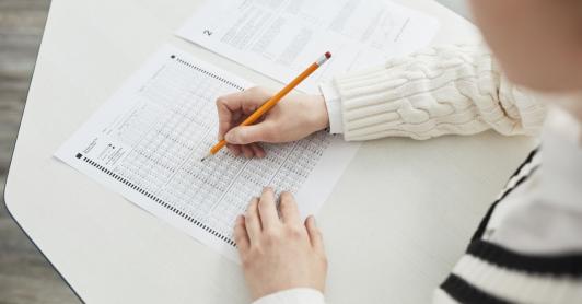 PISA 2025: Colombia retrocede en lectura y se estanca en matemáticas, lejos de la OCDE 