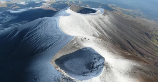 Volcán Puracé sigue en alerta naranja por sismos y columnas de ceniza
