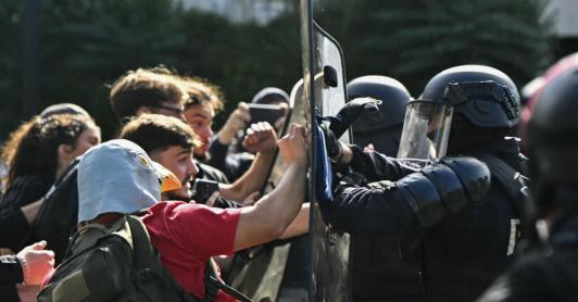 Protestas en Francia: autoridades niegan que la policía tenga órdenes de enfrentarse a estudiantes.