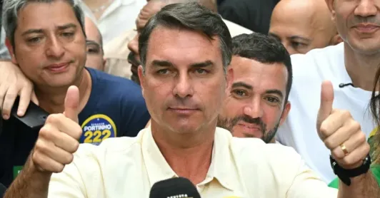 Flávio Bolsonaro aventaja a Lula y ambos disputarán la segunda vuelta en Brasil