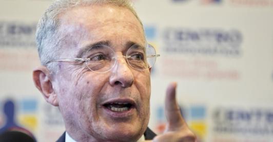 Gustavo-Petro-y-Alvaro-Uribe-rueda-de-prensa-2.jpg
