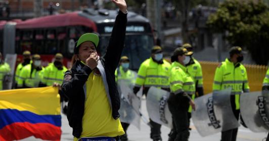 Manifestantes_tribunal_cundinamarca.jpg