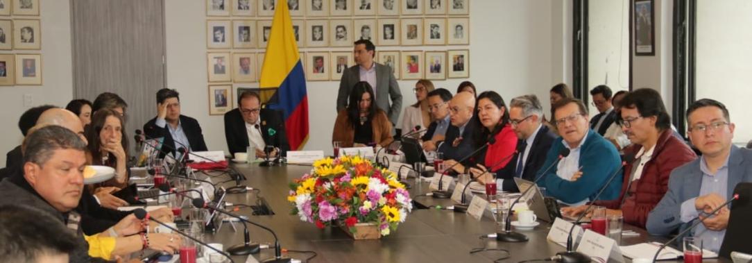 Gremios y centrales obreras discuten el salario mínimo de 2026.