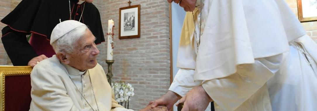 Benedicto-XVI-y-el-papa-Francisco.jpg