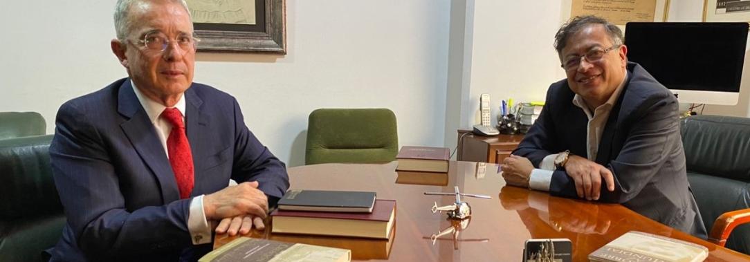 Gustavo-Petro-y-Alvaro-Uribe.jpg