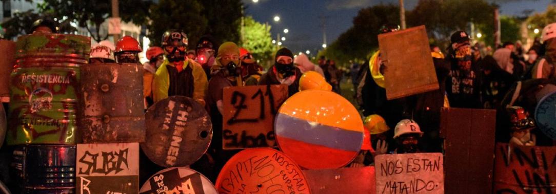 escudos-manifestantes-bogota.jpg