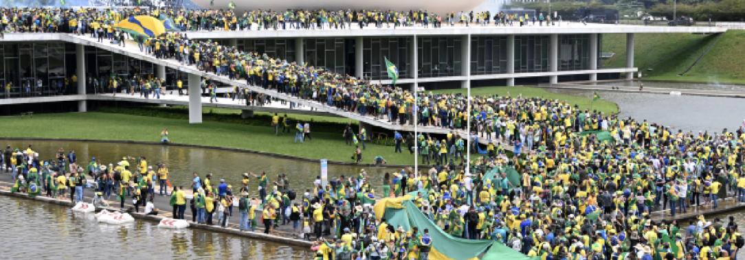 manifestantes-Bolsonaristas-invadieron-los-tres-poderes-en-Brasil.jpg