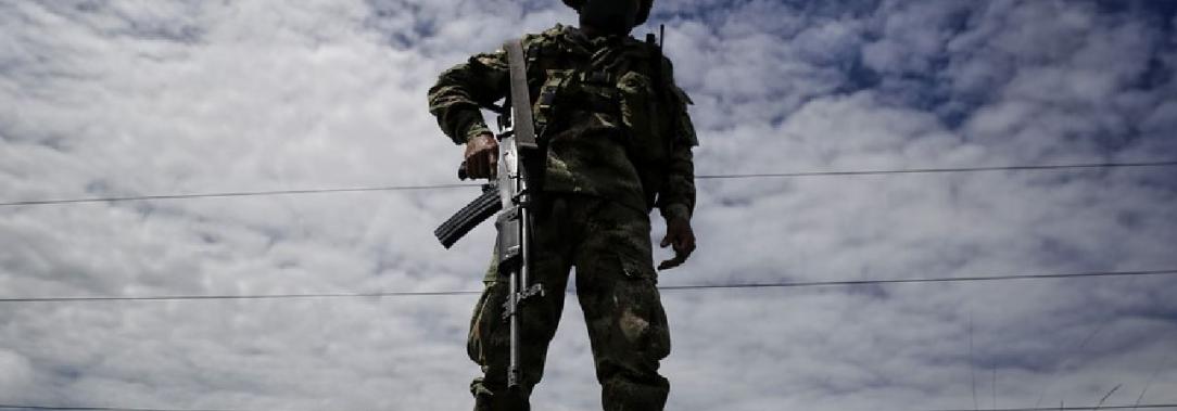 militar-con-arma.jpg