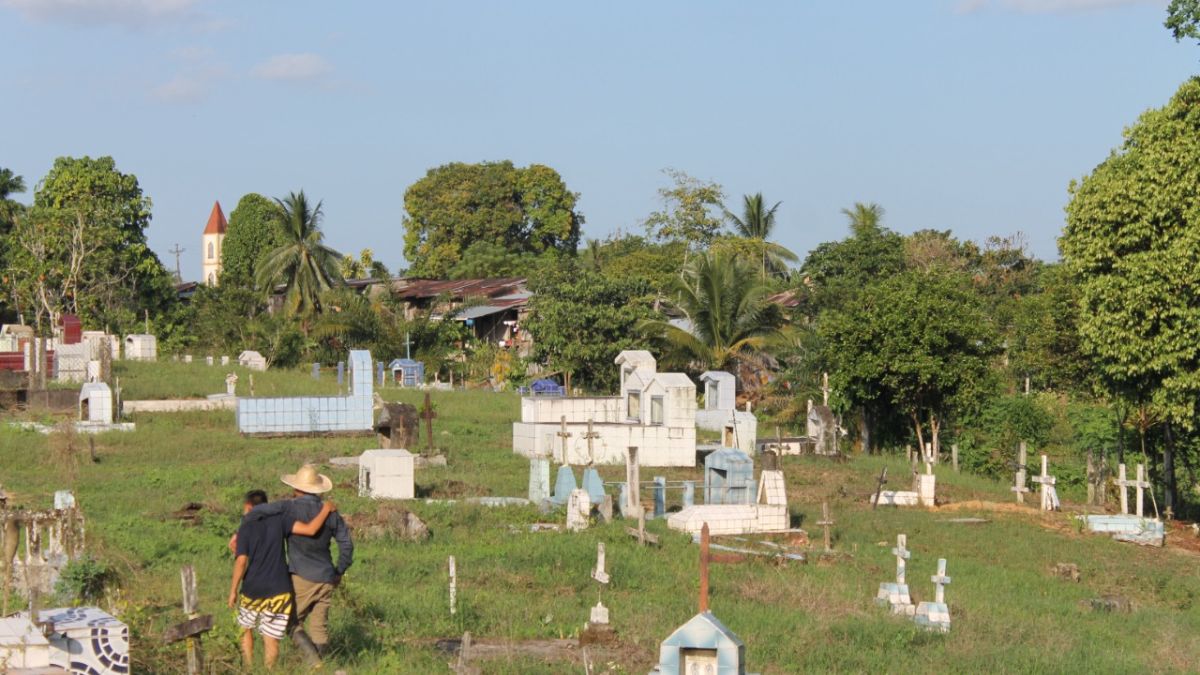 hombre con 8 cruces robadas en cementerio Atlántico