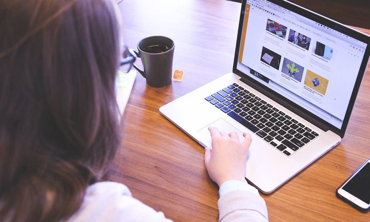 Herramientas para detectar videos o fotos falsas en redes sociales.