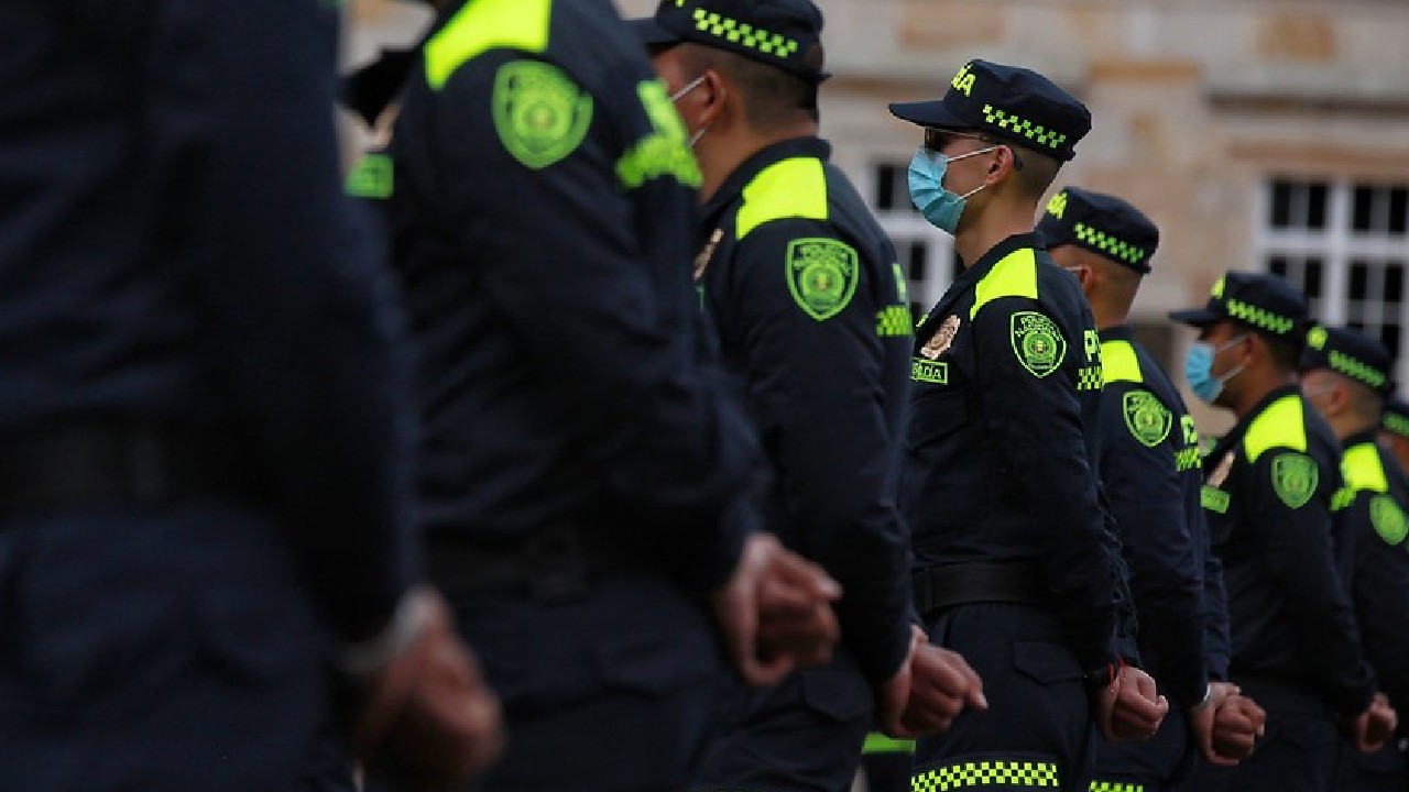 Policía arrodillado