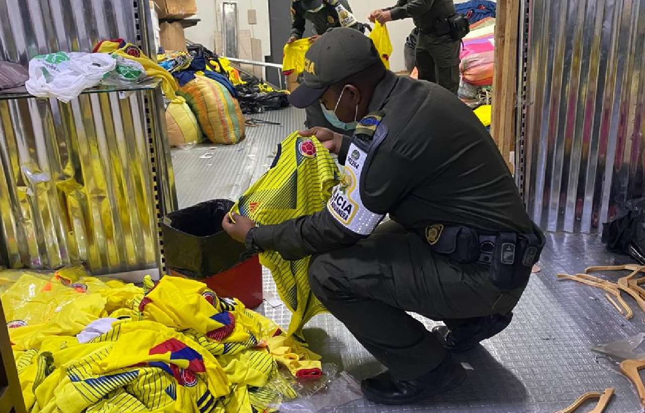 En Barranquilla incautan más de 2000 camisetas de la Selección Colombia