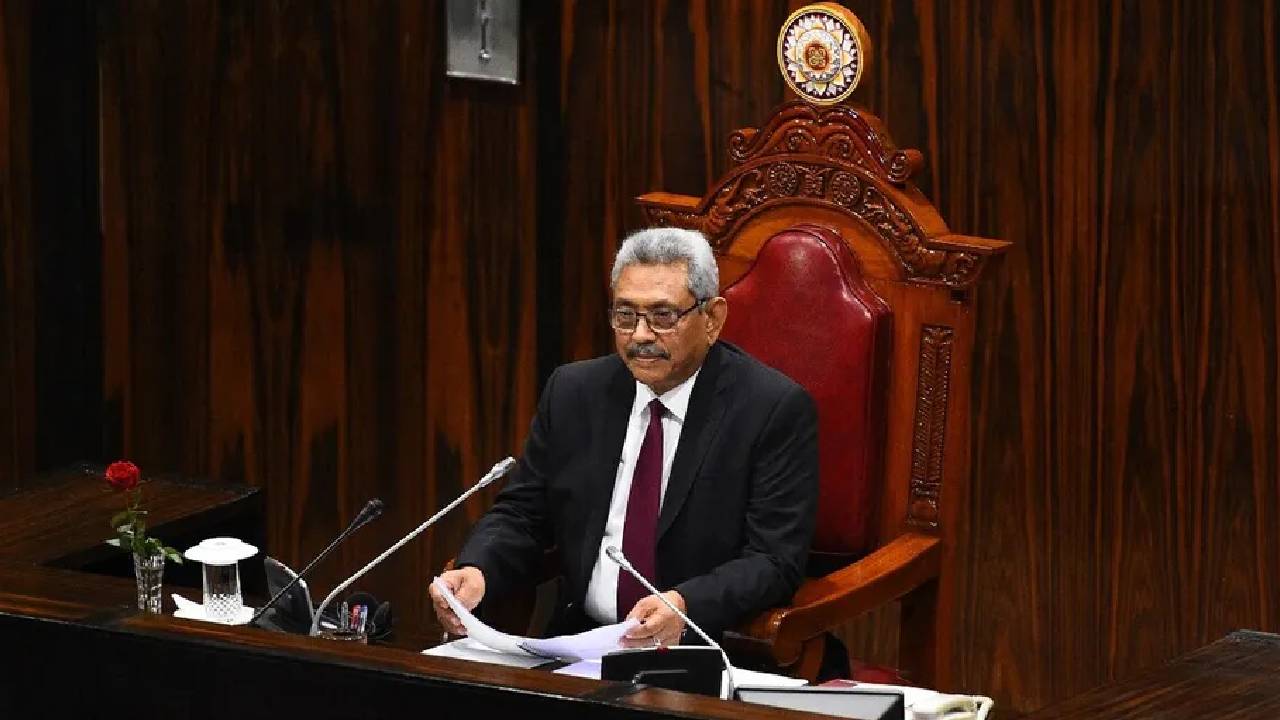 El presidente de Sri Lanka abandona su país en avión militar tras masivas protestas