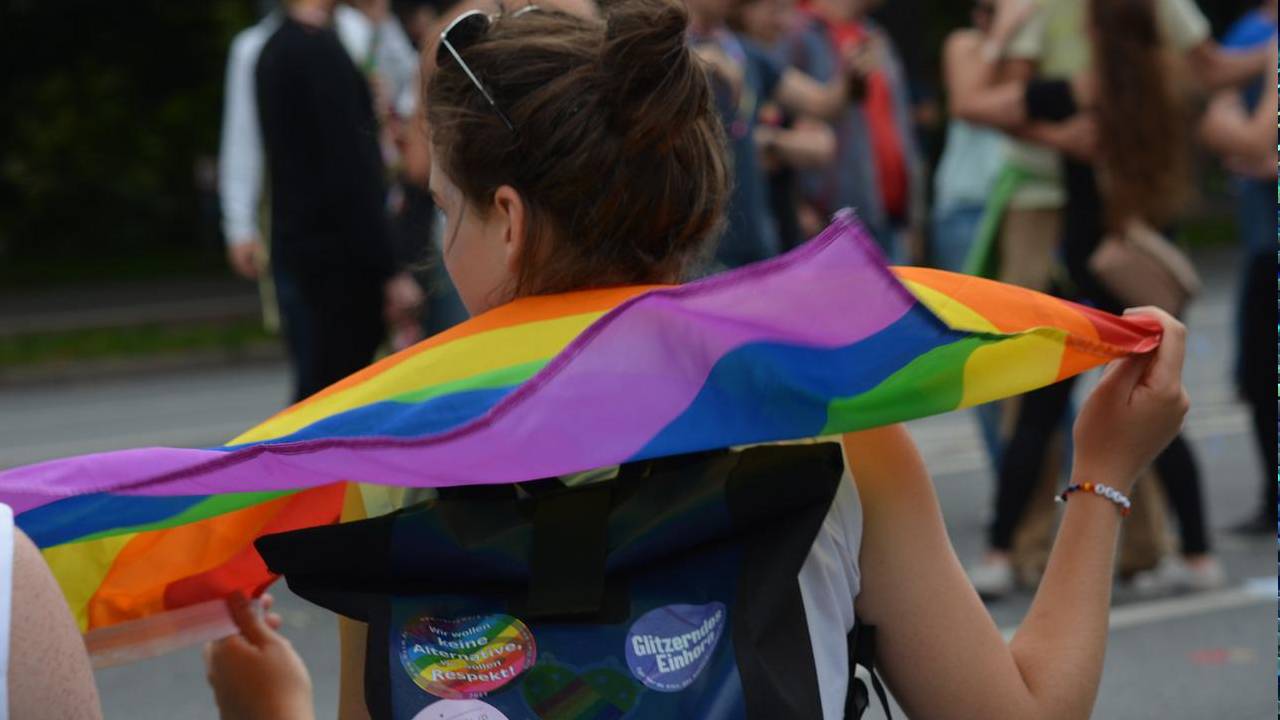 Estampida en desfile del Orgullo en Nueva York al confundir fuegos artificiales con disparos